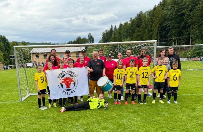 S malými fotbalisty Sokola Hovězí