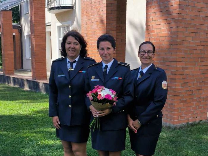 Ve slavnostní uniformě s kolegyněmi